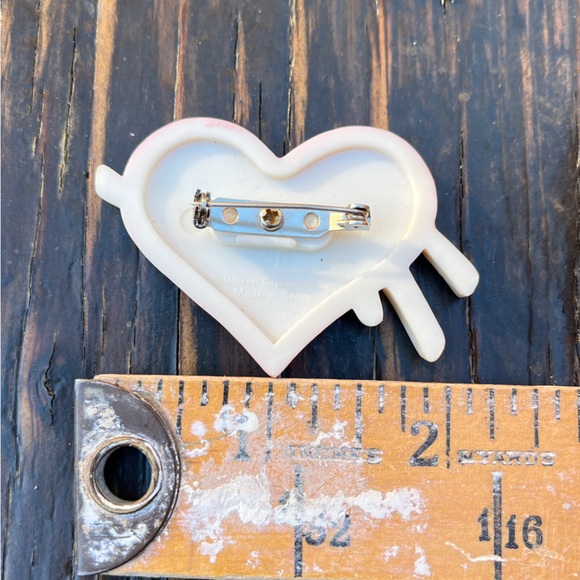 Funky 80’s Pastel Mom Plastic Pin - Picture 4 of 4